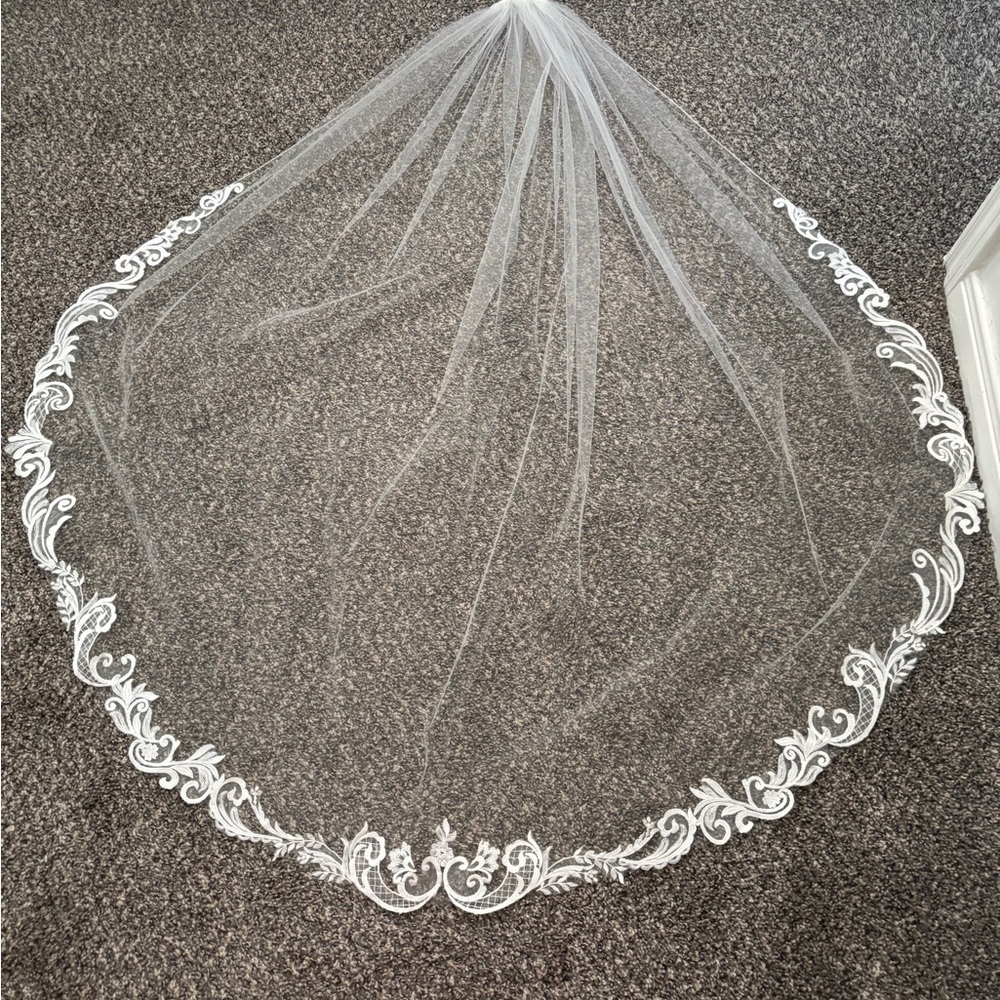 Elegant White Lace Bridal Veil